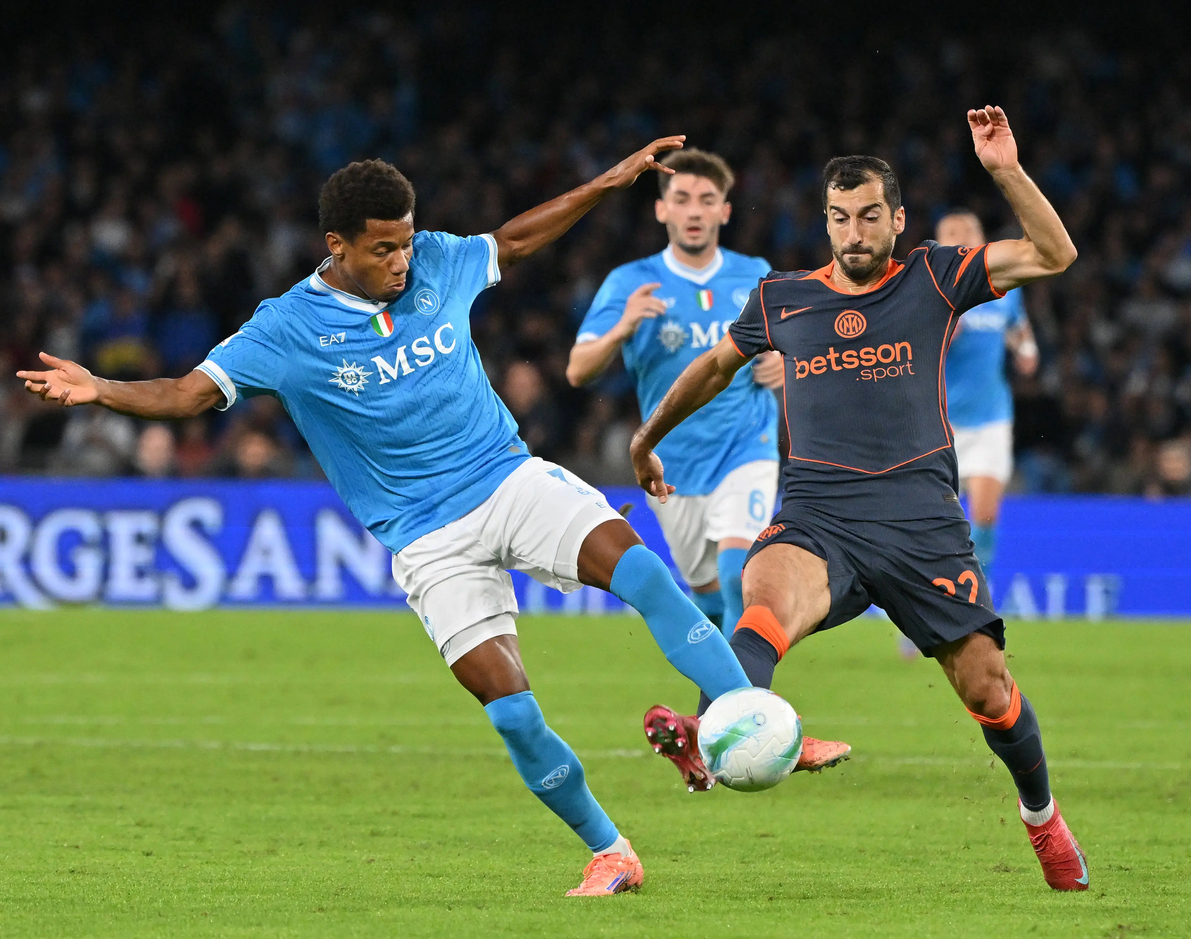 欧冠烽火:那不勒斯的冰火淬炼与突围曙光