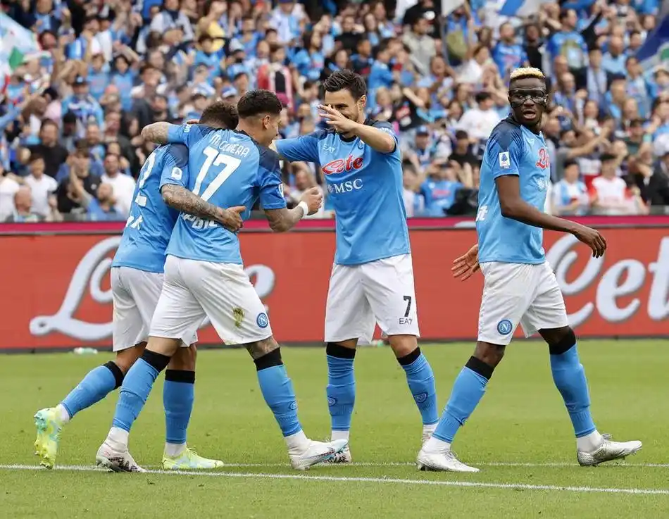 欧冠烽火:那不勒斯的冰火淬炼与突围曙光